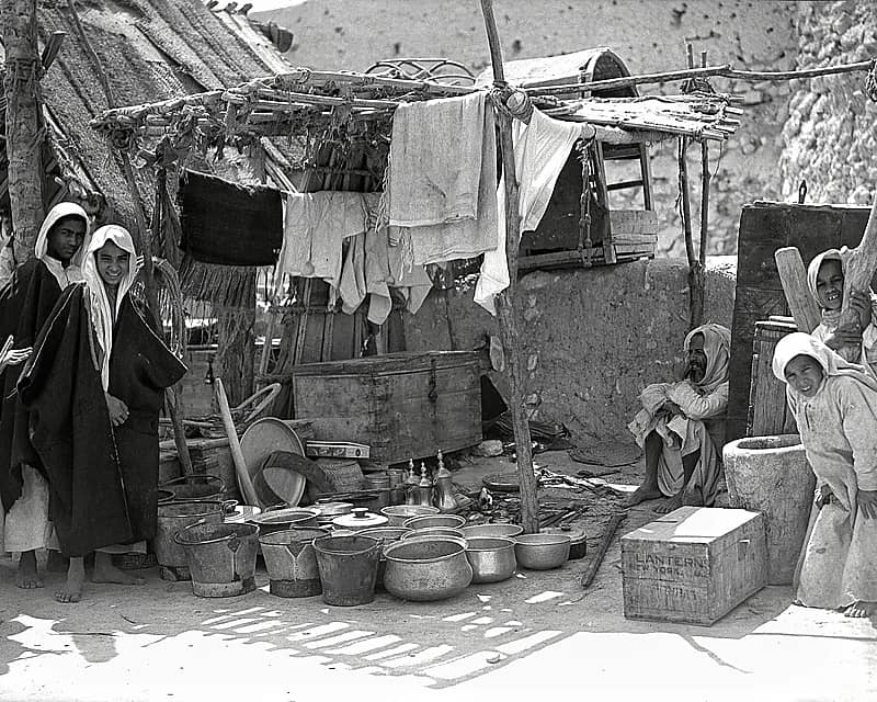 جانب من أسواق محافظة الأحساء قبل 80 عام