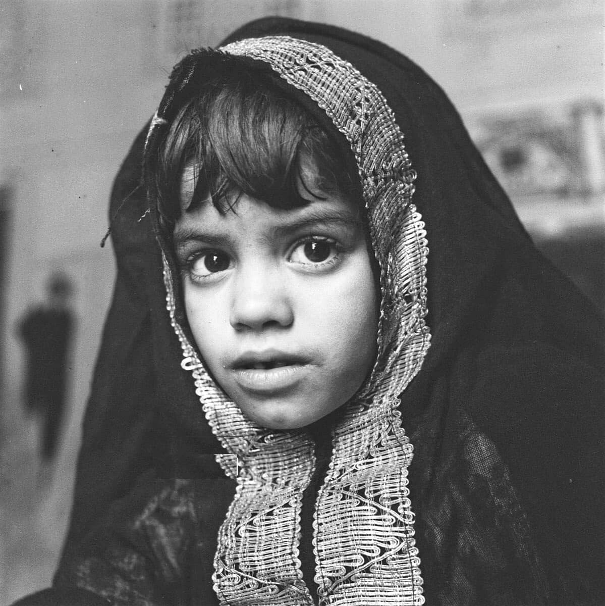 نظرة بريئة لطفلة في أحد مدن المنطقة الشرقية