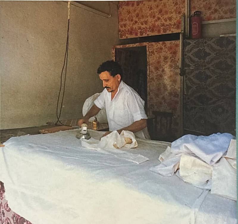 مغسلة ملابس في جدة بالتسعينات الهجرية