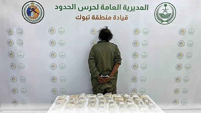 ضبط مخالف لنظام الأمن لتهريبه 60,000 قرص من الإمفيتامين المخدر بتبوك