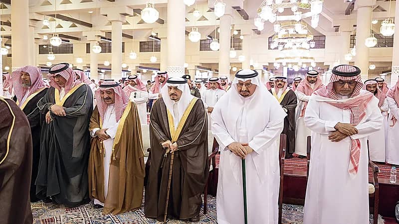 أمير الرياض ونائبه يؤديان صلاة الميت على الأمير ناصر بن سعود وسارة آل الشيخ.. صور