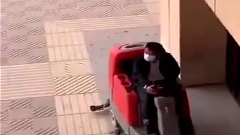 شاهد.. فلبيني يرتل القرآن الكريم بصوت شجي في ساحة جامعة الملك سعود