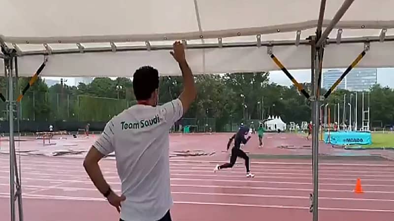 بالفيديو.. وزير الرياضة يتابع تدريبات العداءة السعودية ياسمين الدباغ