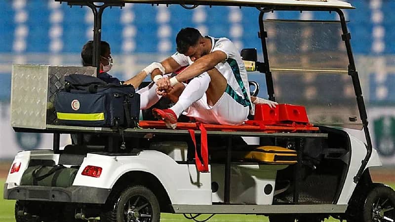 مدرب الأهلي يلجأ لـ محمد مجرشي بعد إصابة عمر السومة