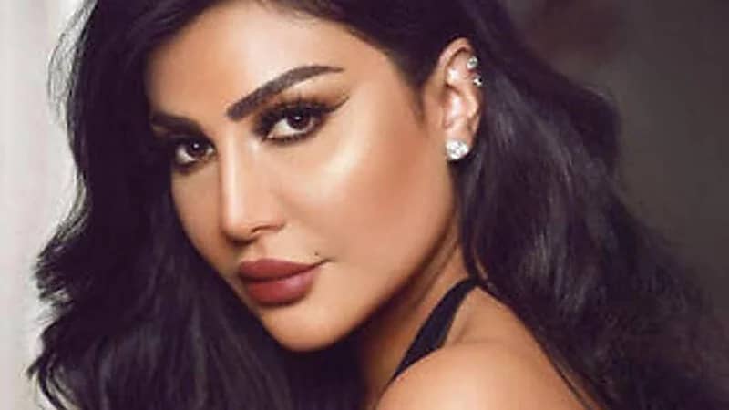 أمل العوضي ترد على إحدى متابعاتها بعد إطلالتها الجريئة:"لا لك شغل في غيرك يا قمر"