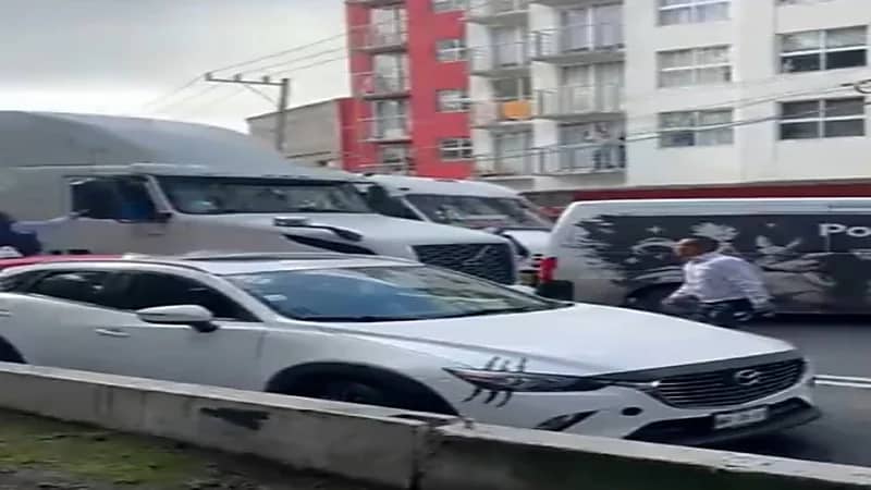 شاهد.. لحظة تحطيم قائد مركبة متهور لعدد من السيارات المتوقفة في إشارة مرور