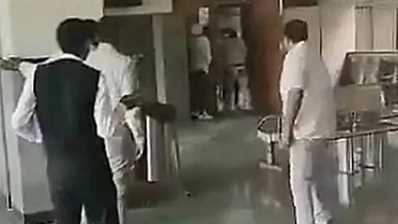 مسلحون ينفذون حكم الإعدام في "قاتل" داخل محكمة