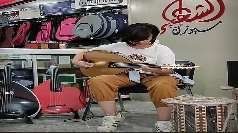 بالفيديو.. تفاعل شبان الخليج مع فتاة تونسية تعزف على العود