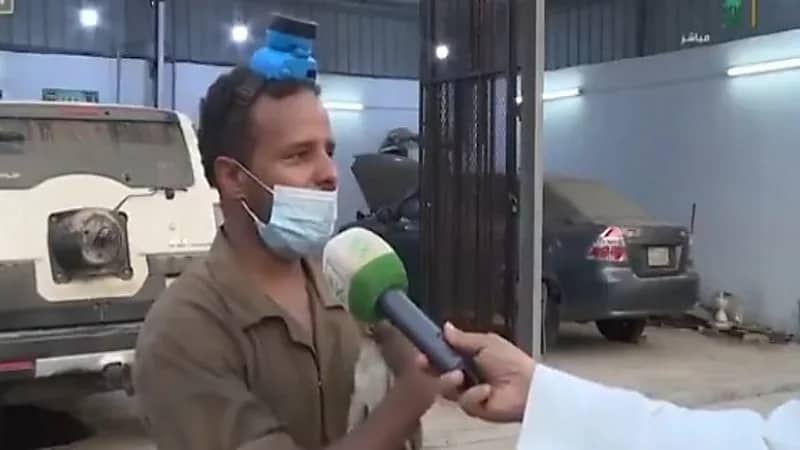 مواطن يكشف عن طبيعة عمله في صيانة السيارات "فيديو"