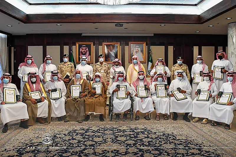 بالصور.. تسلم أسر شهداء منسوبي الحرس الوطني وسام الملك عبدالعزيز