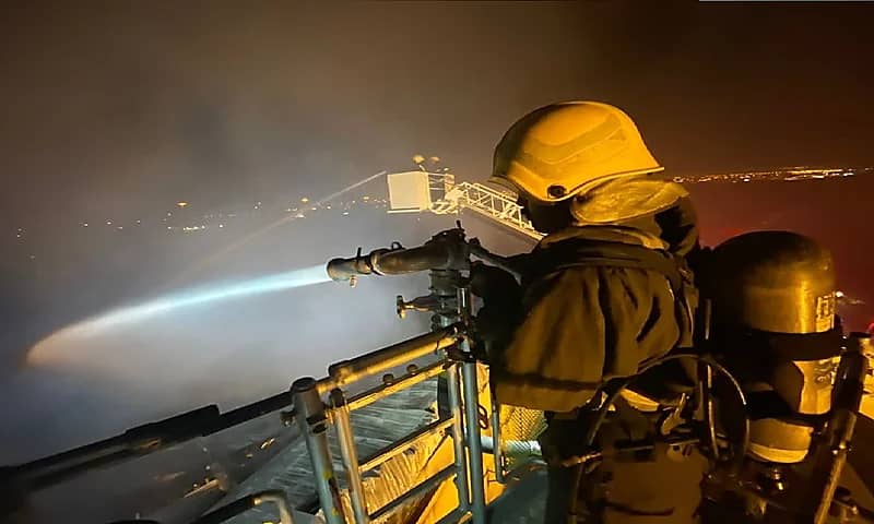 بالصور.. إخماد حريق في مستودعين بأحد أحياء الرياض