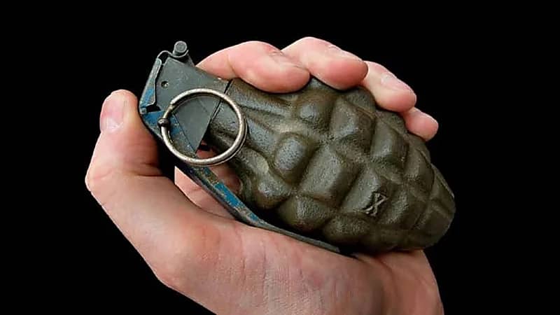 رجل يهدد بتفجير أحد المتاجر بقنبلة لسبب غريب