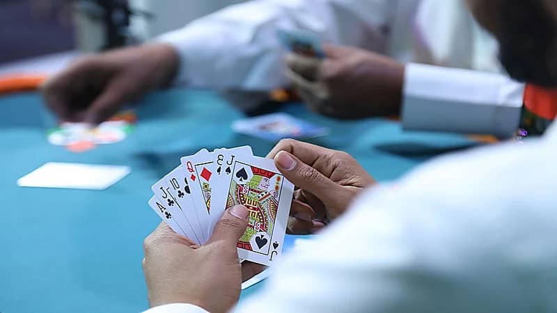 بالفيديو .. "زياد بن نحيت" يتحدى منافسيه على 50 ألف ريال في لعبة البلوت