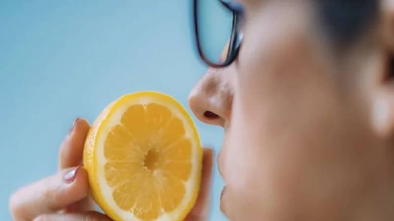 فتاة تستعيد حاسة الشم بعد إصابتها بكورونا