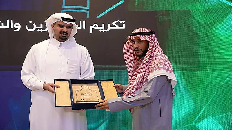 بالصور.. أمين الرياض يكرم عددًا من المواطنين المبلغين عبر مركز الأمانة 940