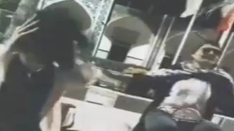 شاهد.. ثلاثة شابات يرقصن في مقبرة