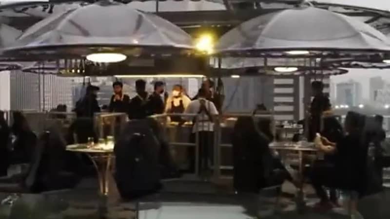 شاهد.. رواد مطعم يستمتعون بتناول العشاء في السماء 