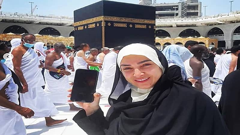 بالصور.. روجينا تثير غضب جمهورها بإعلان من أمام الكعبة