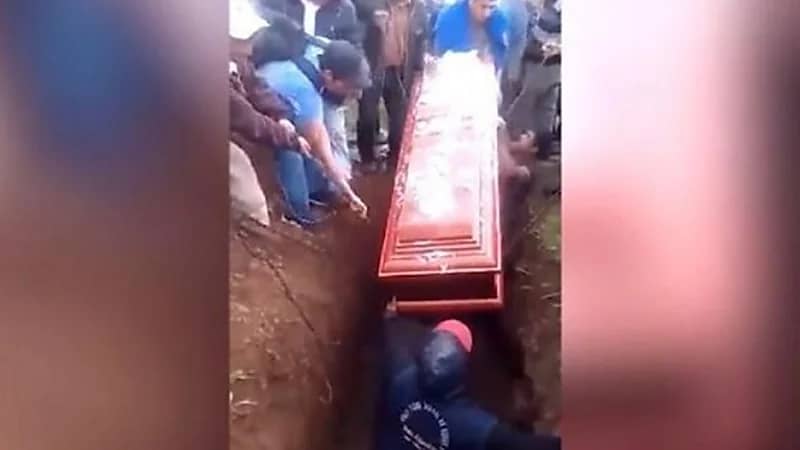 شاهد.. إمرأة متوفاة تضرب على النعش من الداخل قبل دفنها