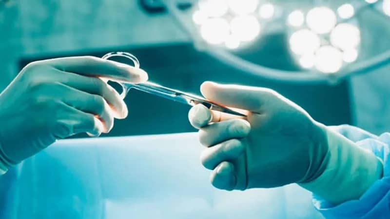 طبيب يخدع 25 امرأة بزرع عصا مصاصة تحت الجلد