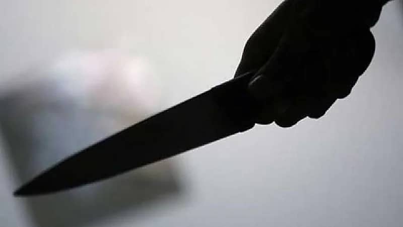 طالب يطعن معلما في هروب