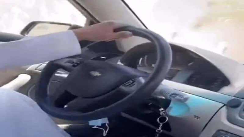 بالفيديو.. قائد مركبة يمارس التفحيط داخل حي سكني