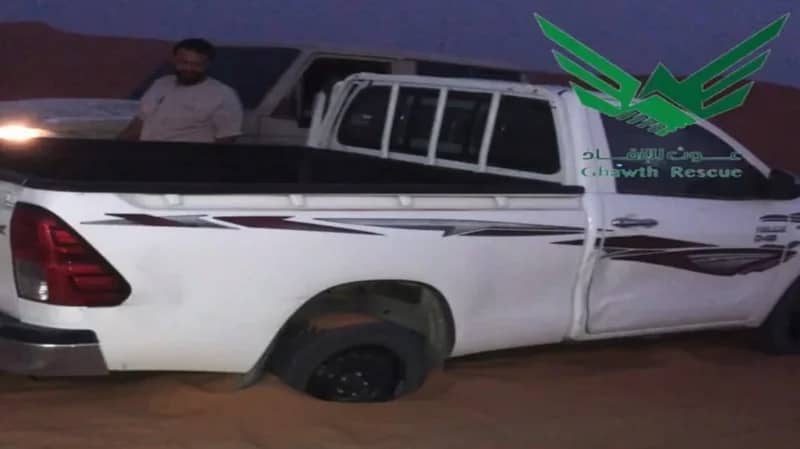 بالفيديو.. مركبة عالقة برمال منتزه حفيرة