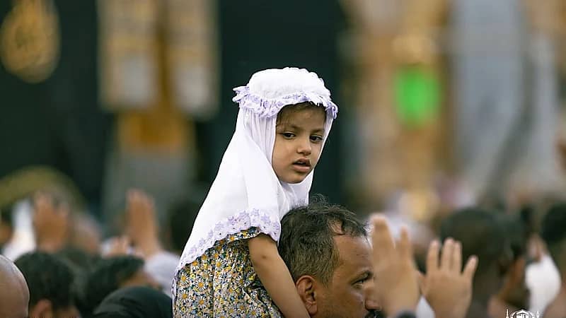 بالصور.. براءة الطفولة وطمأنينة العمرة في المسجد الحرام