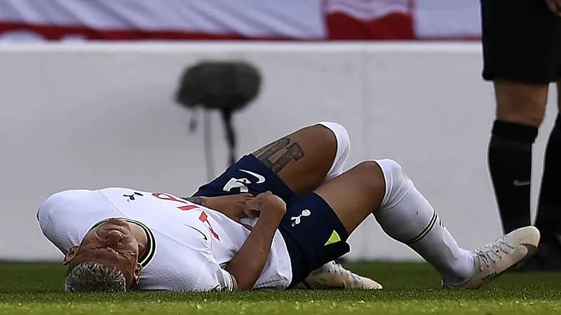 بالفيديو.. للاعب توتنهام حاول التباهي بالكرة فتلقى ضربة موجعة