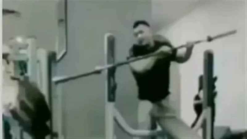 بالفيديو.. سيدة كادت تتسبب بمقتل رجل داخل الجيم