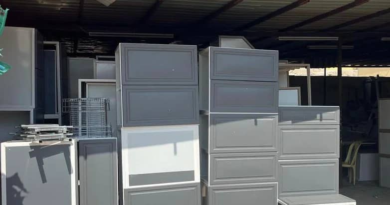 ضبط معمل مخالف يستغل لتصنيع الدواليب بدون ترخيص بمكة