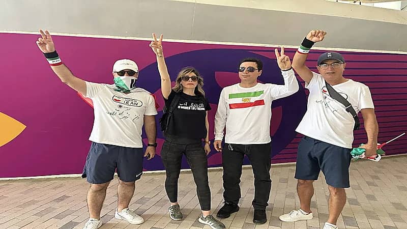 اشتباك بين الجماهير الايرانية في استاد احمد بن علي