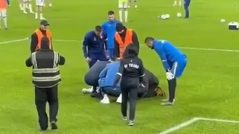 شاهد.. مشجع يقتحم ملعب ليعرض الزواج على فتاة