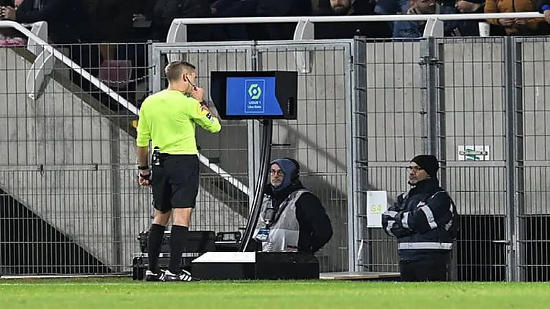 رسميا .. إعلان قراراتهم الحكام المعتمدة على الـ "فار" عبر الميكروفون