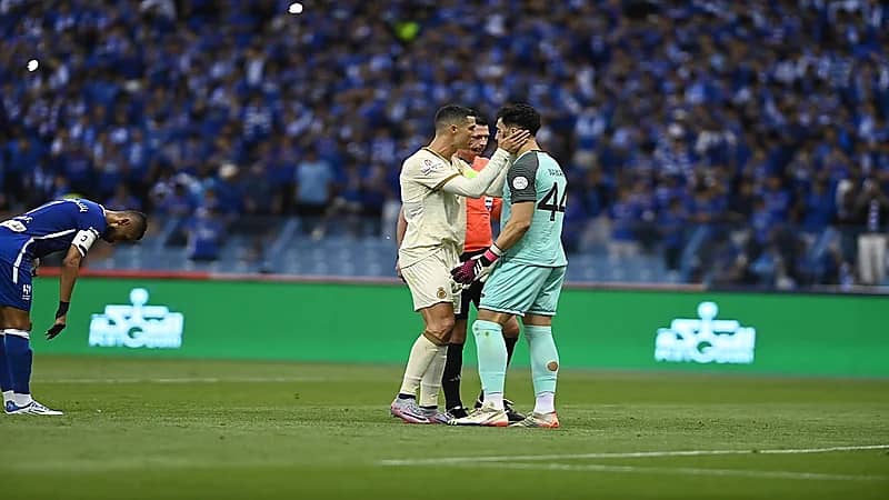 صور .. تعليمات رونالدو لحارس النصر بلا جدوى