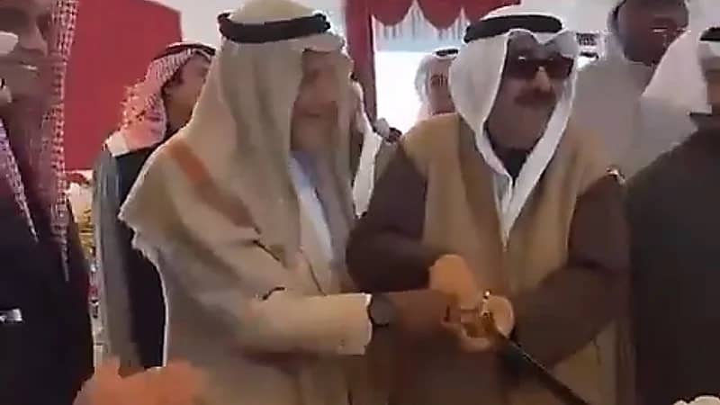 أمير الكويت يحضر مأدبة غداء على شرف سموه في مزرعة عزايز .. فيديو