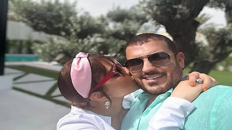 أصالة تنفي انفصالها عن زوجها بصورة وقُبلة