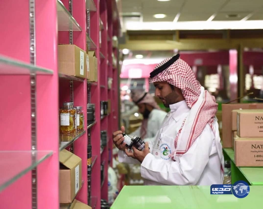 بالصور.. ضبط فيتامينات ومستحضرات عشبية منتهية الصلاحية بالرياض