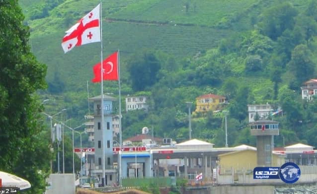 بالفيديو.. عضو ملائكة الجحيم يهاجم مطعم بيتزا بـ " غاز أعصاب "