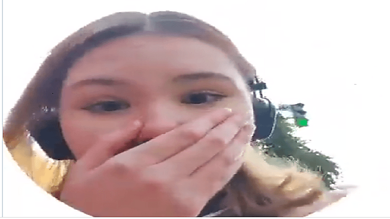 بالفيديو.. أوكرانية تنجو بأعجوبة من صاروخ يضرب الشارع الذي تسير فيه