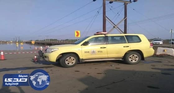 بالصور.. السيول تضطر الدفاع المدني لإغلاق طريق صبيا-العدايا