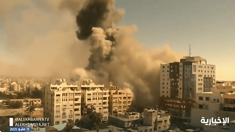 بالفيديو.. انهيار برج "الجلاء" في غزة بعد استهدافه بـ 4 صواريخ إسرائيلية