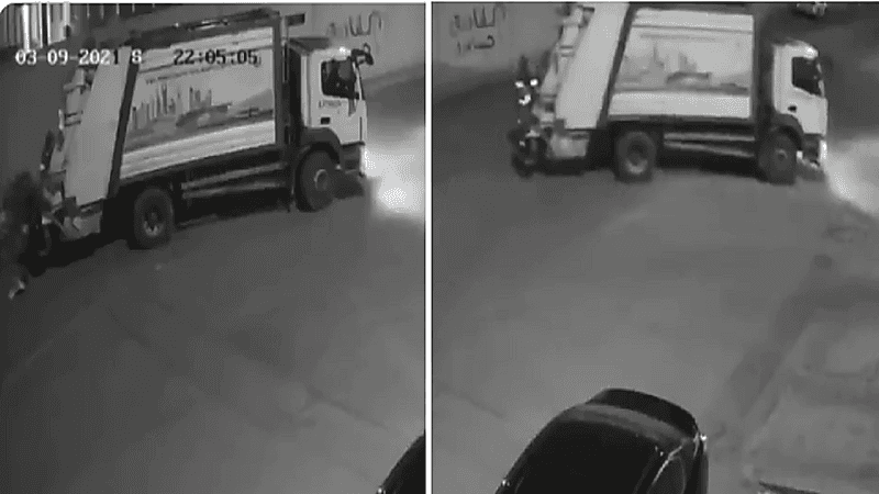 بالفيديو.. حاوية نفايات تفرغ حمولتها على رصيف بالرياض