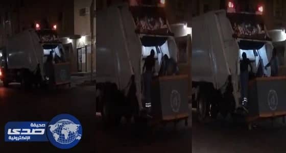 بالفيديو.. عمال النظافة يبحثون عن الأشياء الثمينة داخل حاويات القمامة
