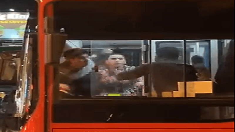 شاهد.. مشاجرة عنيفة بين شابين وسائق داخل حافلة