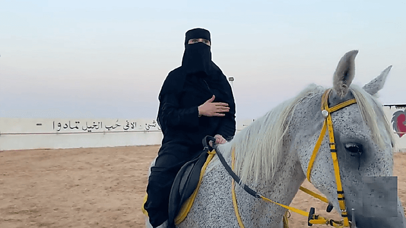 بالفيديو.. إقبال نسائي على الفروسية بـ حفر الباطن