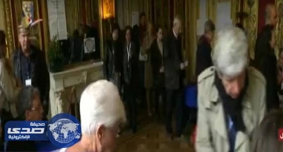 بالفيديو.. «طوابير» أمام مراكز الاقتراع خلال انتخابات الرئاسة الفرنسية
