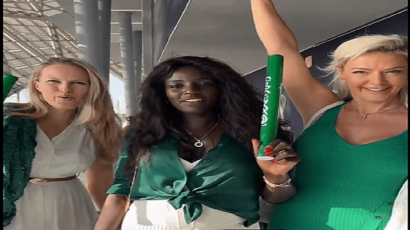 شاهد.. حضور زوجة وعائلة "رينارد" لدعم الأخضر