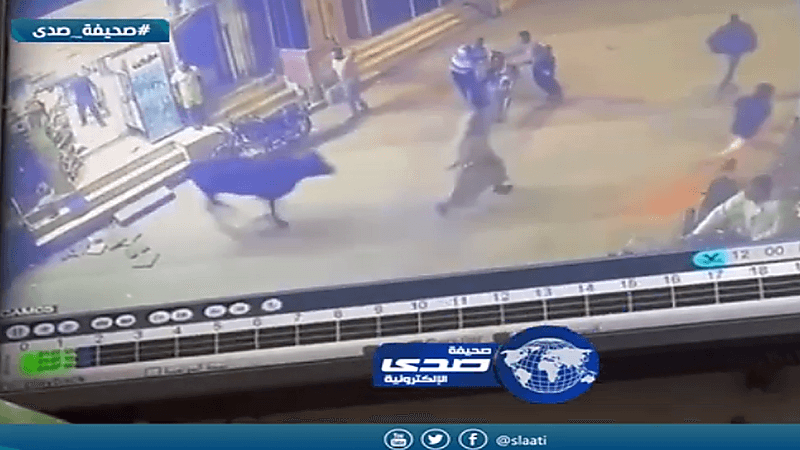 بالفيديو.. عجل يقتحم سوبر ماركت ويصيب شخصًا ويتسبب في أضرار بالغه