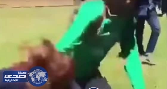 بالفيديو.. أمير الباحة يبدي أعجابه بقصيدة ألقاها طفل أمامه ويهديه ساعته